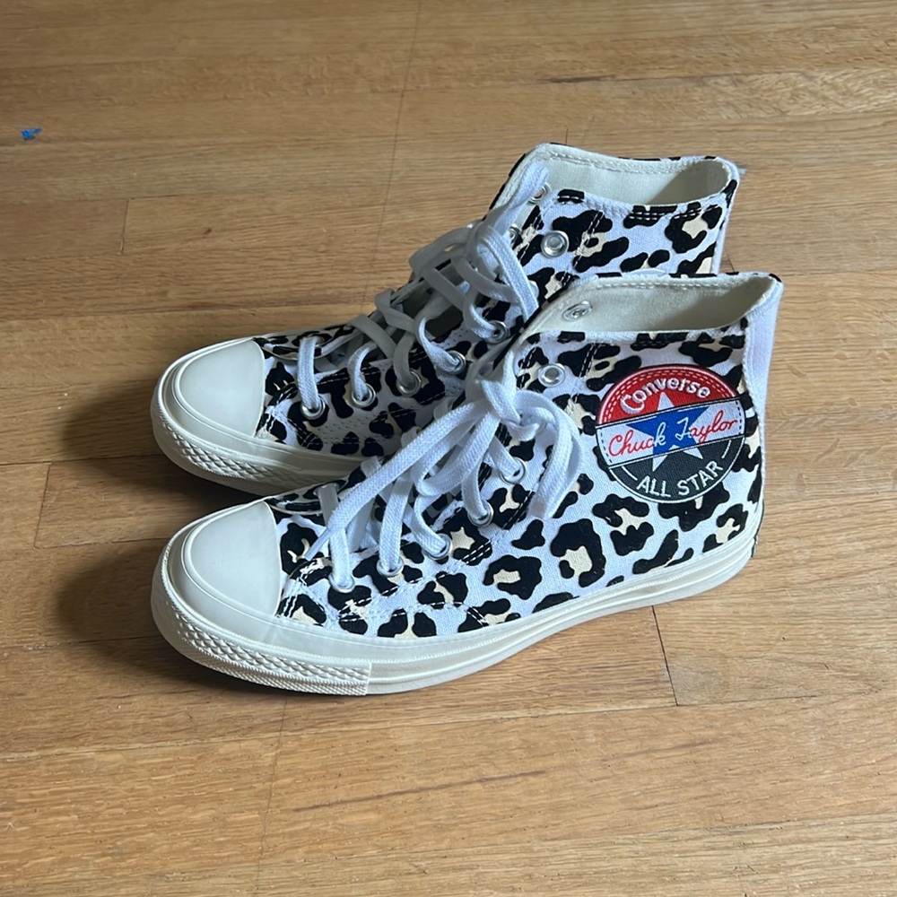 Like new cheetah converse